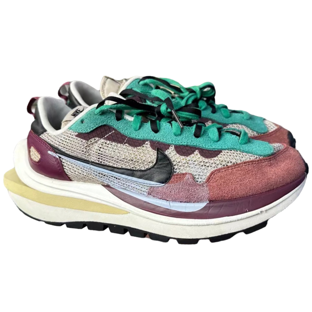 sacai x VaporWaffle SP ‘Villain Red’ sacai x VaporWaffle SP ‘Villain Red’